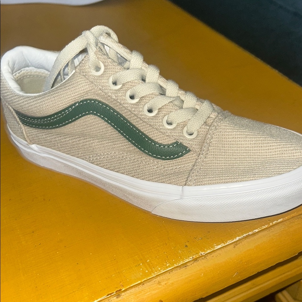 Canvas Low-Top Women's Sneaker in Beige with Green Accent